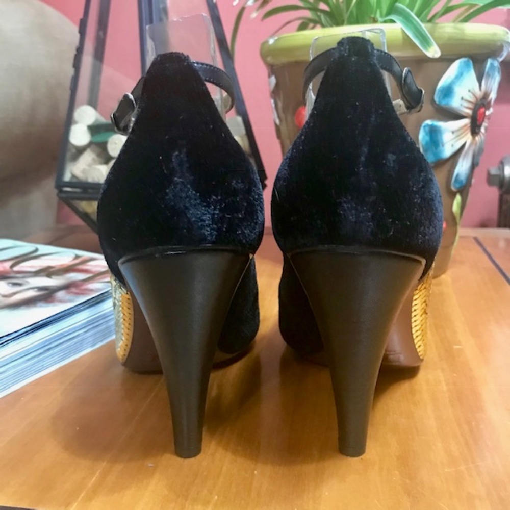 Dolce & Gabbana gold / black T Strap mary janes - Picture 4 of 8